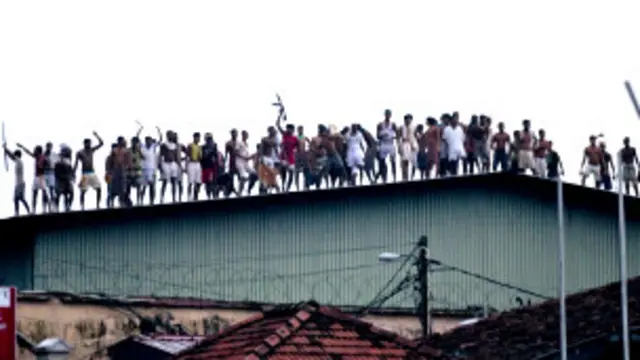 සිරකරුවන් සිර ගෙදර වහල මත නැග 