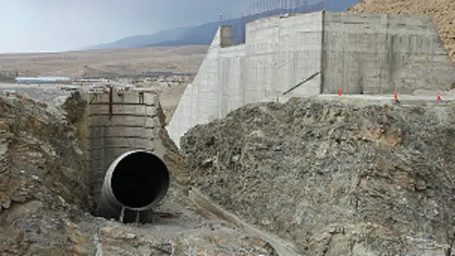 گفته می‌شود در بسیاری از موارد کشورهای همسایه افغانستان با ناامن ساختن منطقه، مانع ساخت بندهای آب و برق این کشور می‌شوند