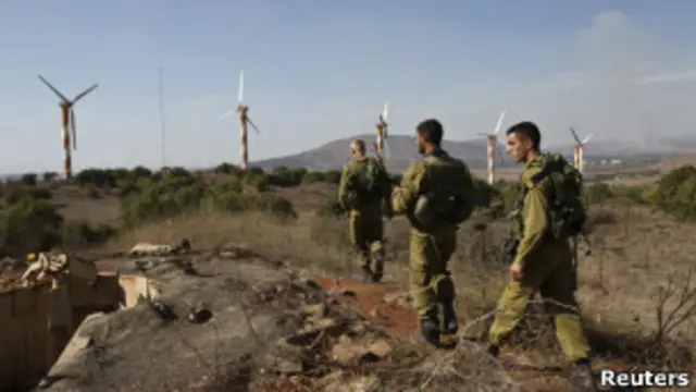 Израильские солдаты патрулируют участок сирийско-израильской границы в районе Голанских высот