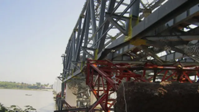 भूकंप की वजह से पुल पर काम कर रहे मजदूर नदी में जा गिरे जो लापता हैं.