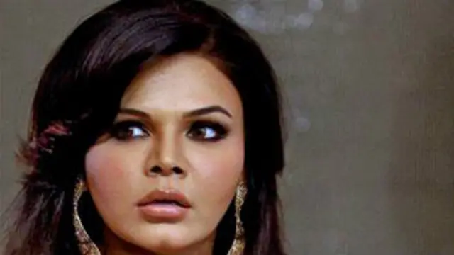 حال ہی میں شیوسینا کے کارگزار صدر ادّھو ٹھاکرے نے کیجریوال کا موازنہ راکھی ساونت سے کیا