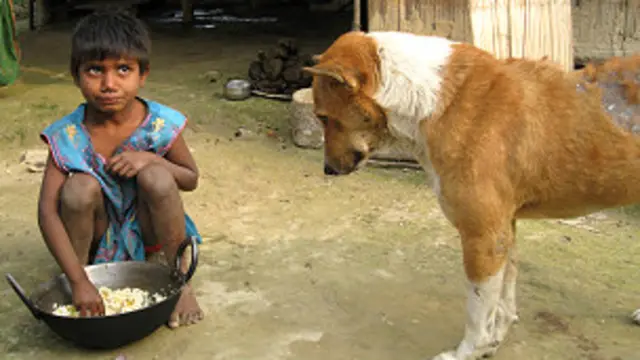 पश्चिम बंगाल के बंद हो चुके चाय बागानों के मज़दूरों का कहना है कि सरकारी मदद उनके परिवार के गुजारे के लिए काफ़ी नहीं है.