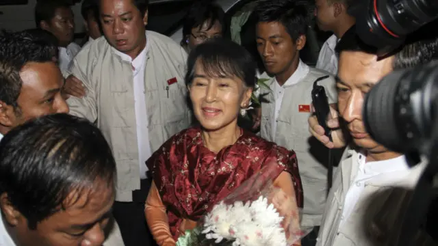 सू ची ने स्कूल और कॉलेज की शिक्षा भारत में प्राप्त की थी