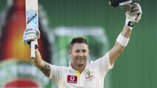 مائیکل کلارک نے انگلینڈ کے خلاف ایشز سیریز کے دوران 10 اننگز میں 47.62 کی اوسط سے 381 رنز بنائے تھے