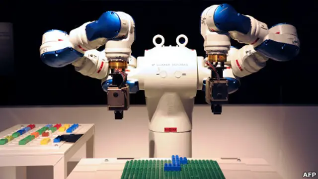 Mano robótica sobre teclado