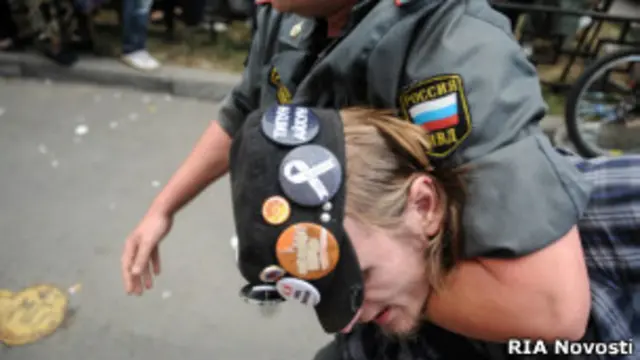 Полицейский задерживает активиста