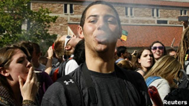 Jóvenes fuman marihuana en una manifestación en Colorado