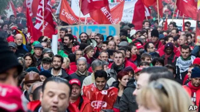 Шествие под красными флагами