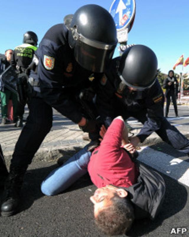 Полицейские скрутили демонстранта