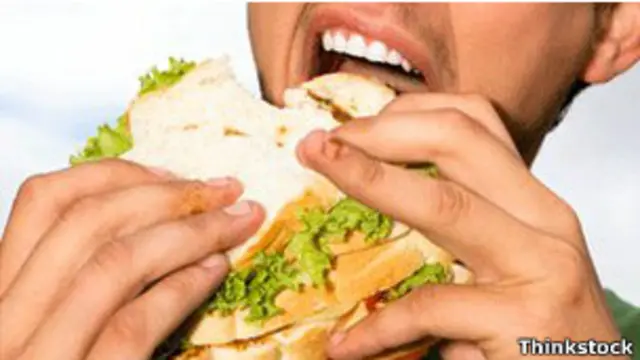 Niño comiendo un sándwich