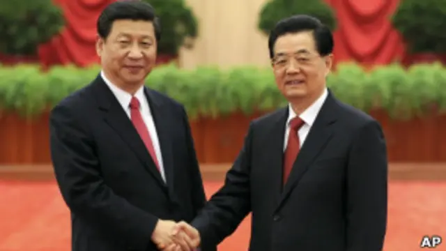 چین کے سابق صدر ہو جن تاؤ (دائیں) نئے صدر شی جن پنگ کے ساتھ