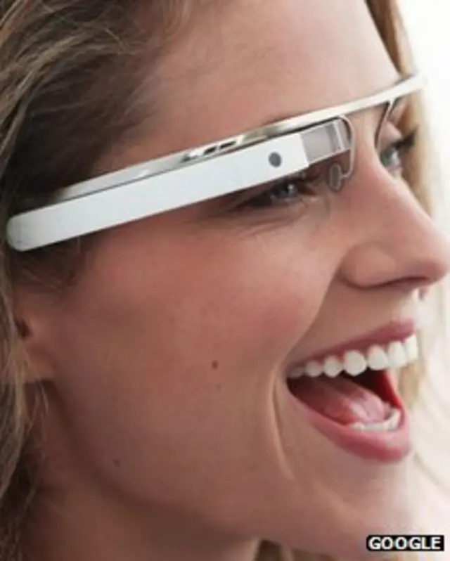 गूगल पर एक विशेष चशमा तैयार कर रहा है जिसमें इंटरनेट कनेक्शन होगा.