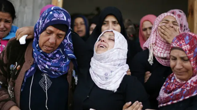 La familia de un niño fallecido en Gaza por los ataques aéreos israelíes llora su muerte.