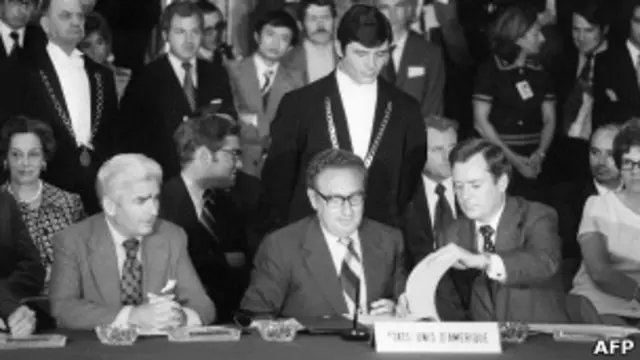 हेनरी किसिंजर पेरिस समझौते पर दस्तख़त के दौरान