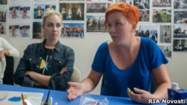 Активистки FEMEN охотно общаются с прессой (справа Анна Гуцол)