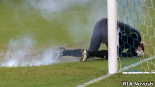 Из-за взрыва петарды вратарь "Динамо" Антон Шунин получил химический ожог глаз