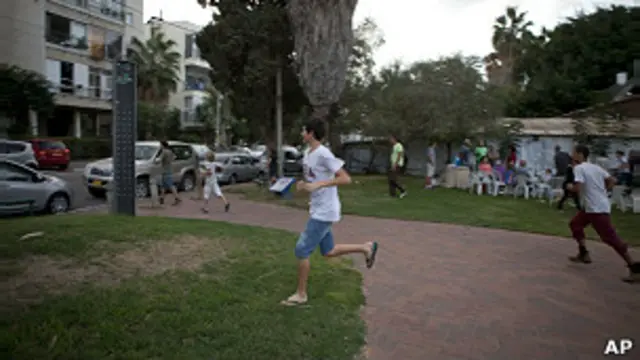 Los locales ya se acostumbran a correr ante el sonido de las sirenas.