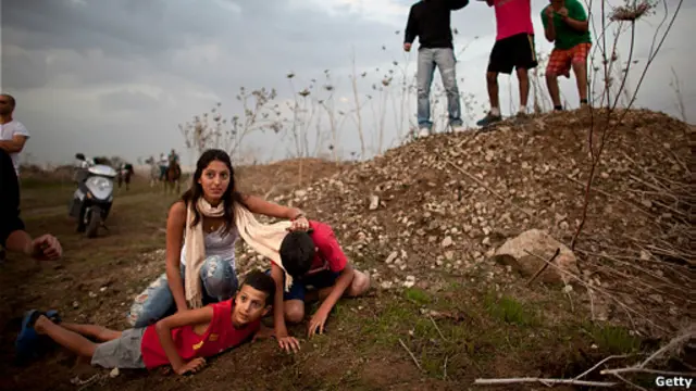 Jóvenes se refugian ante el lanzamiento de misiles en Tel Aviv.