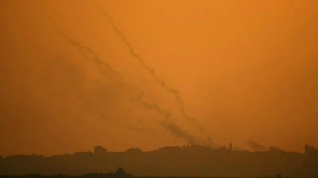 trazos de cohetería en el cielo de Gaza