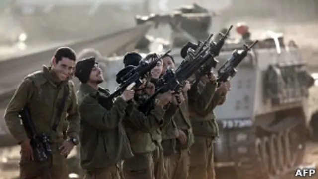 Израильские солдаты стреляют в воздух