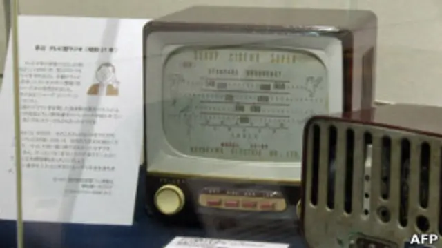 ¿No se puede permitir una TV? Entonces una radio con forma de tele puede ser la solución.