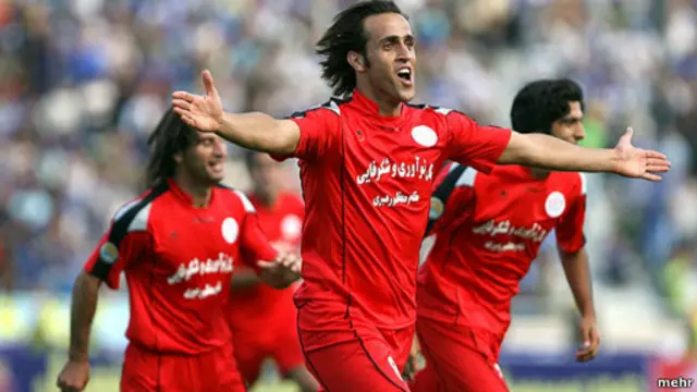 علی کریمی در سال 2004 بازیکن سال فوتبال آسیا شد