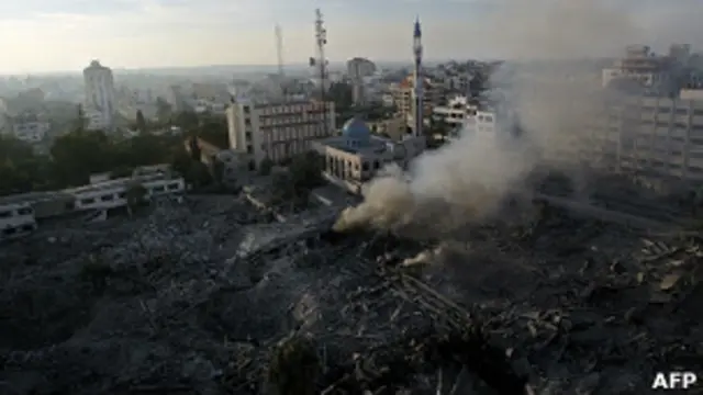 Воронка на месте здания МВД в Газе