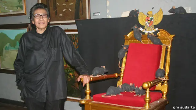 GM Sudarta di depan karya instalasinya tentang korupsi (2010).