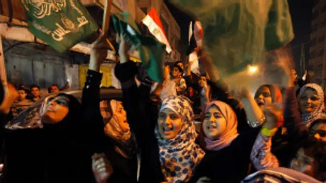 تمثل السيدات خمس قطاع الموظفين في الخدمات العامة بحكومة حماس وتضم أيضا وزيرة وعددا من نائبات الوزراء