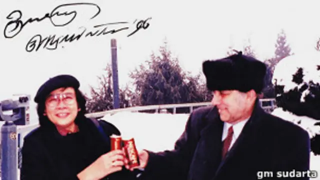 GM Sudarta dan kartunis senior asal Ukraina, Zerinski Valeri (2002).