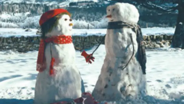 பனிப்பொழிவின்போது செய்யப்படும் ஸ்னோமேன் உருவங்கள் ( கோப்புப் படம்)