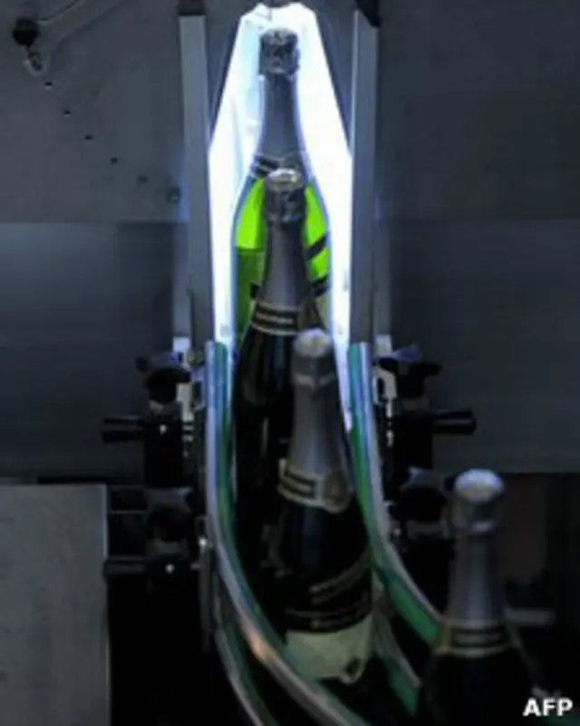 Бутылки игристого вина