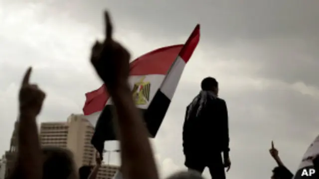 Mesir mengevakuasi staf diplomatnya dari tripoli dan Benghazi Libia.