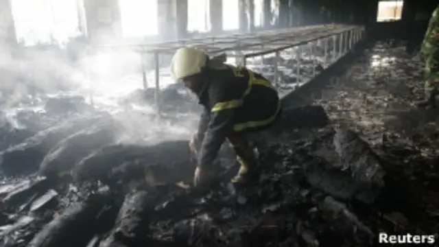 Пожарный в здании фабрики