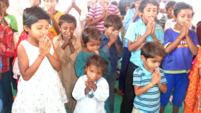 सरहद पार की तो बदल गई प्रार्थना भी.