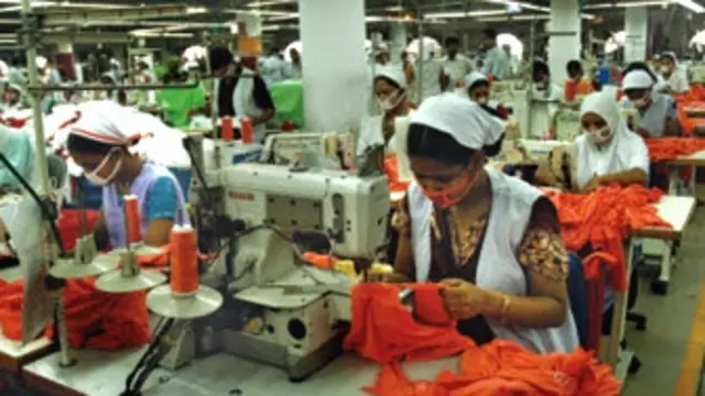 পোশাক কারখানায় কর্মরত শ্রমিক