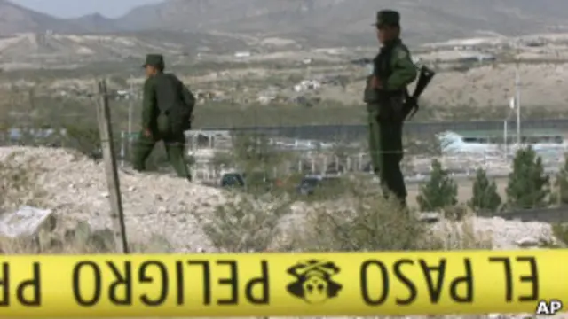 Agentes federales vigilan el lugar de una masacre