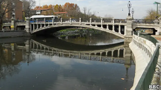Debajo del Puente de la Reina Victoria, en el río Manzanares, se encontraron restos óseos.