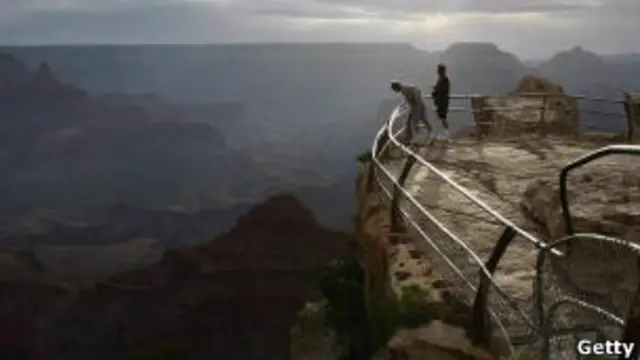 Persona mirando hacia un precipicio