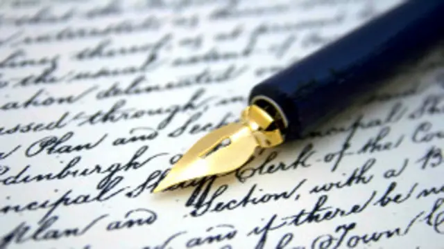 Pluma sobre papel escrito en tinta