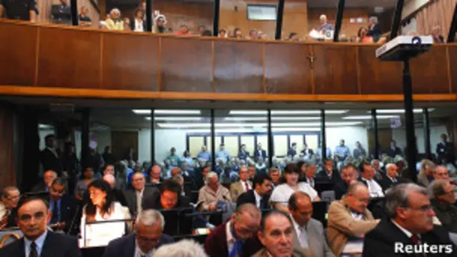 Подсудимые в зале суда в Буэнос-Айресе 28 ноября 2012 года