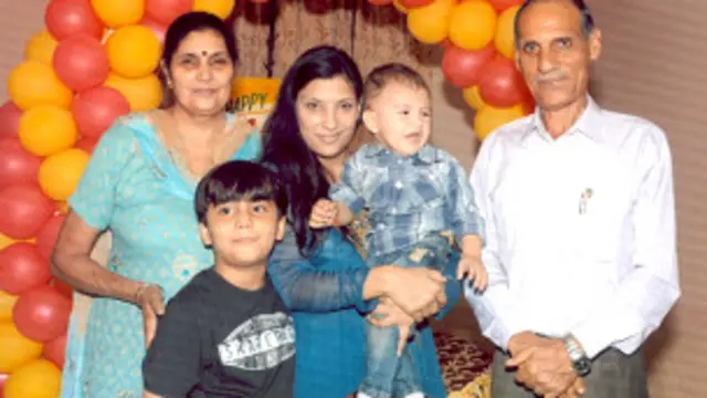 अपने परिवार के साथ बलजीत सिंह. उनके परिवार में दो बेटियां और एक बेटा है