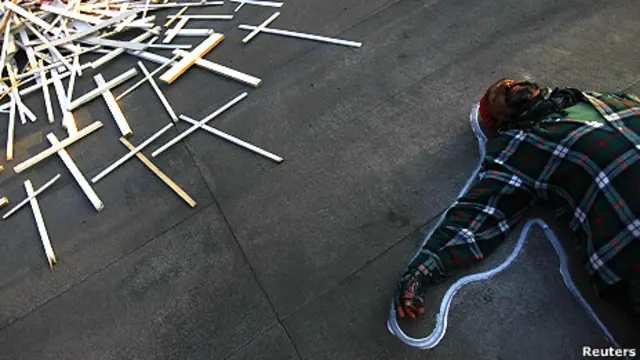 Manifestante protesta contra Felipe Calderón.