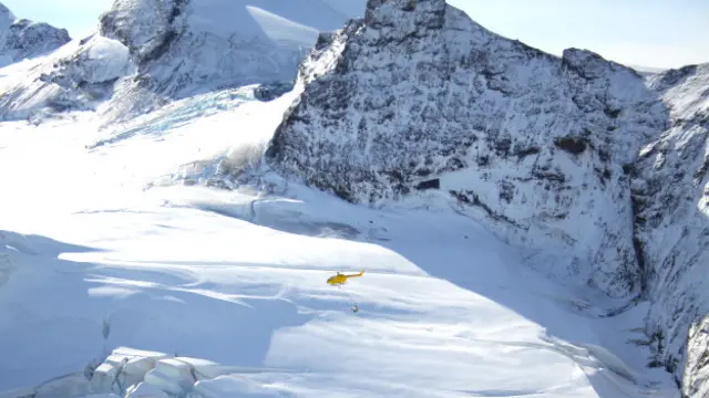 Helicóptero transportando cebos letales para ratas en la isla Georgia del Sur