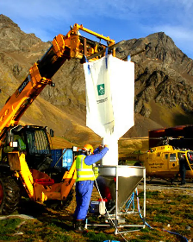 Recarga de recipientes con cebos para ratas Foto: Tony Martin