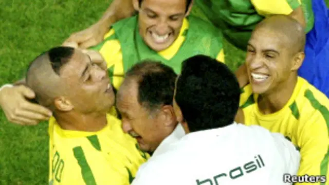 Scolari en una foto de archivo abraza a Ronaldo.