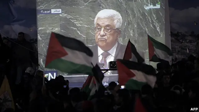 Palestinos escuchan a Mahmud Abbas en plaza de Ramalah, Cisjordania