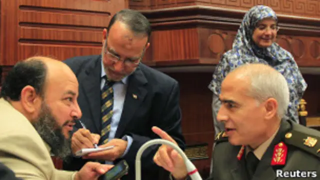 Член военного совета беседует с членом конституционной ассамблеи Египта 29 ноября 2012 года