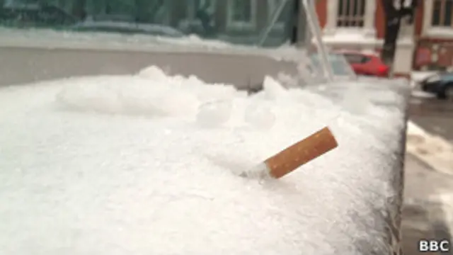 окурок в снегу