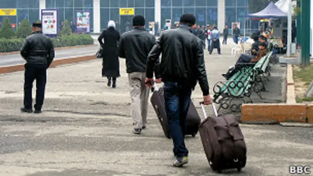 Таджикские мигранты направляются в аэропорт